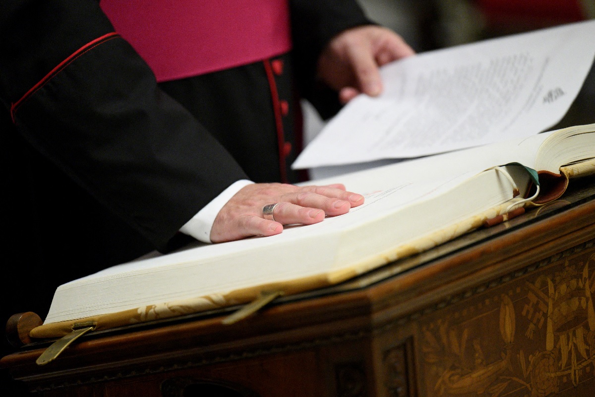 Cardeais entram em reclusão antes do conclave secreto para eleger novo papa