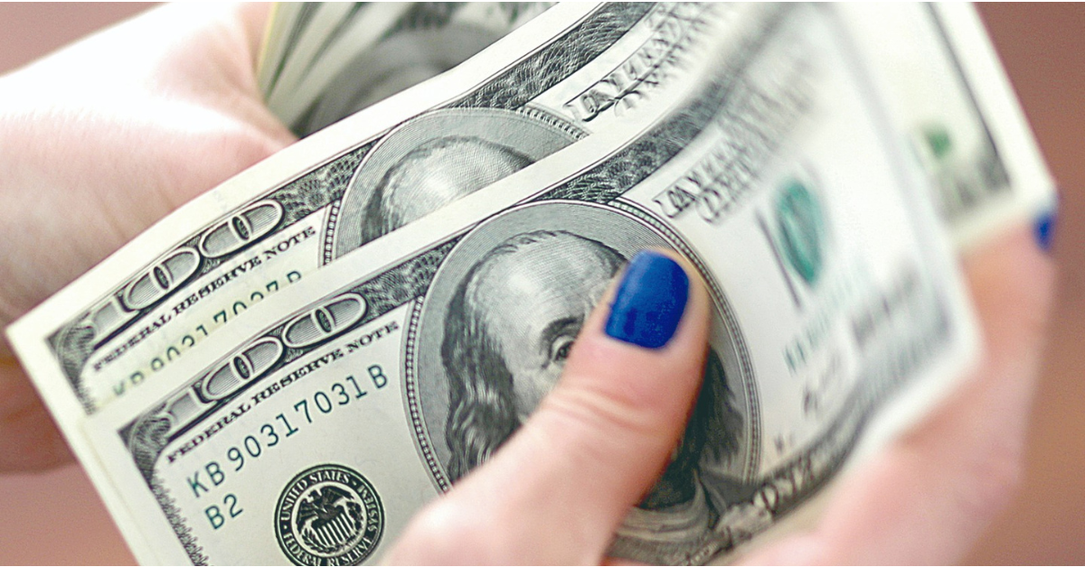 Dólar fecha em leve alta com dados de inflação dos EUA e tarifa de Trump em foco