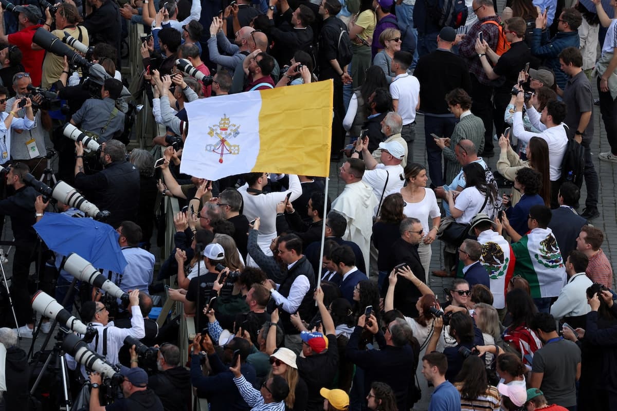 Fumaça branca indica que novo Papa foi escolhido no Vaticano
