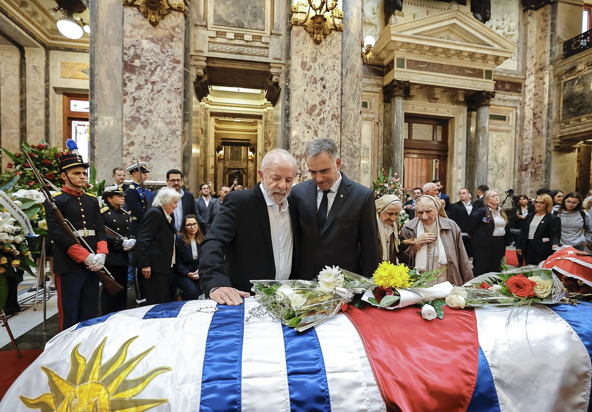 ‘Ser superior’; Lula discursa em velório de ex-presidente Mujica