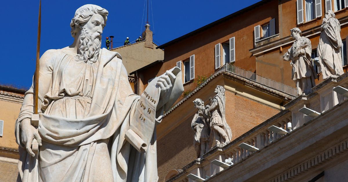 Sinais de fumaça do Conclave prontos: Vaticano instala chaminé sobre Capela Sistina