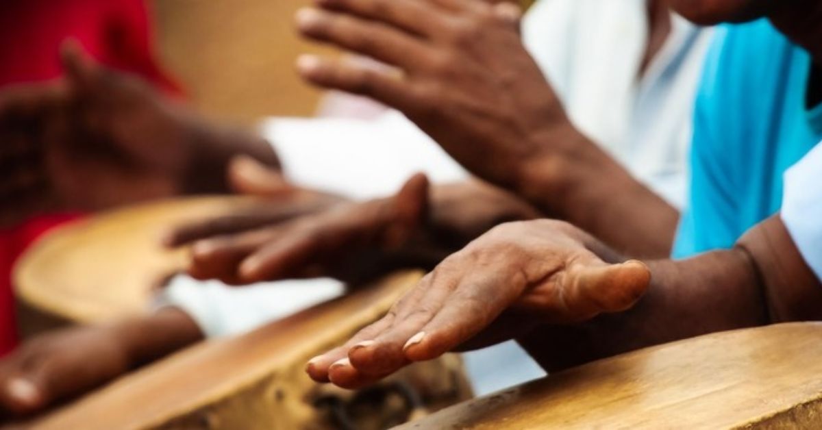 mãos negras tocando pandeiro
