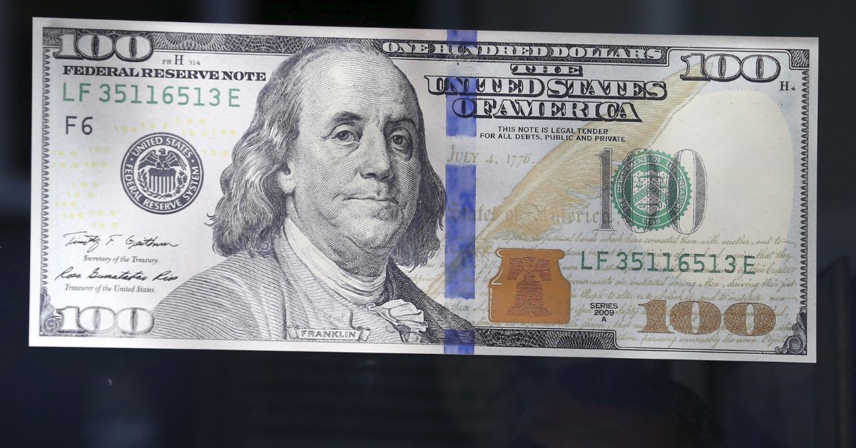 Dólar retorna aos R$ 5,60 com disputa técnica no Brasil e avanço da moeda no exterior