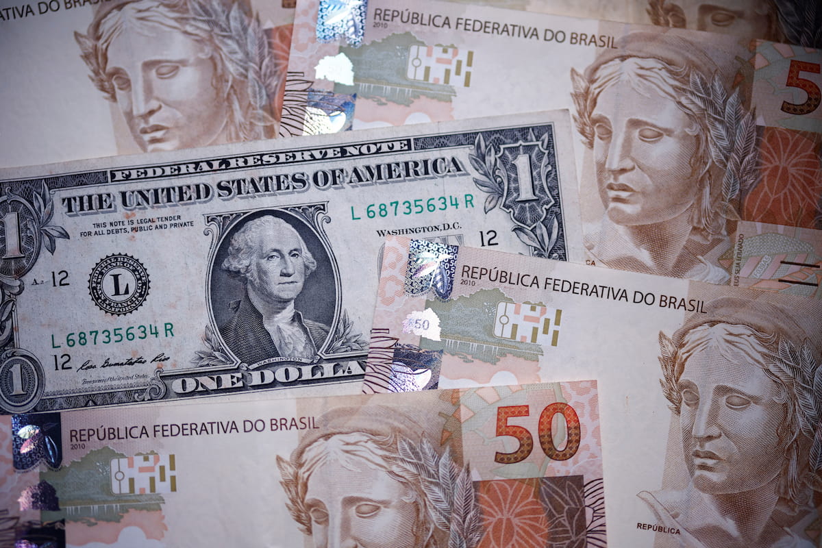 Dólar tem leve queda no Brasil em meio à expectativa por corte de juros nos EUA