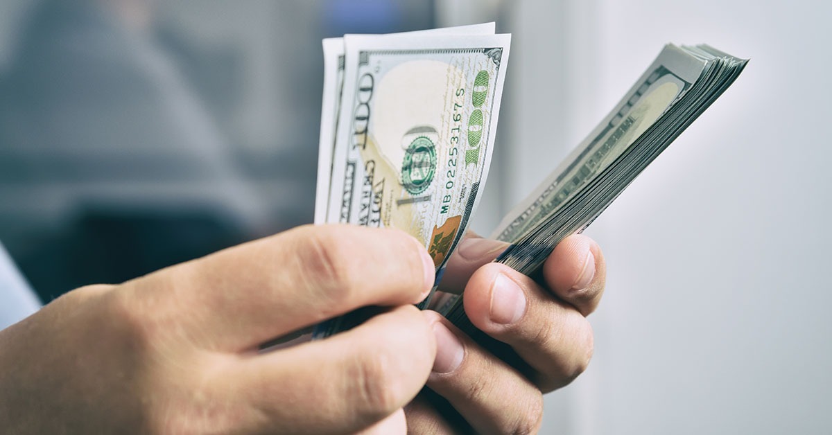 Dólar interrompe série de altas e cai ante o real, na contramão do exterior