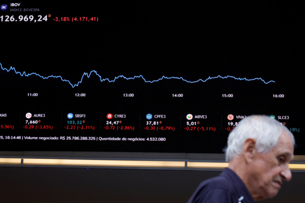 Ibovespa fecha em queda com Petrobras entre maiores pressões