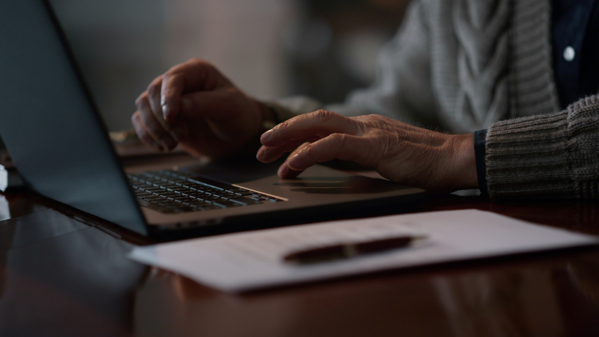 Idosos enfrentam barreiras digitais para acessar serviços do INSS