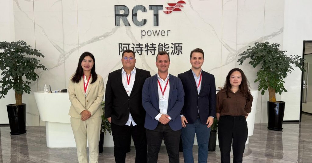 Da esquerda para a direita: Spring Huang, CEO da DSolar; Fábio Ferreira, CEO da Multiluz Solar; Gabriel Araújo, COO da Multiluz Solar; Guilherme Araújo, Supply Chain Manager da Multiluz Solar; e Melisa Yuan, International Sales Manager.