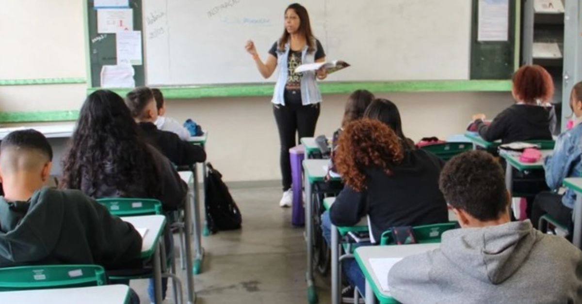 Governo de Minas sanciona reajuste de 5,26% para professores da educação básica 