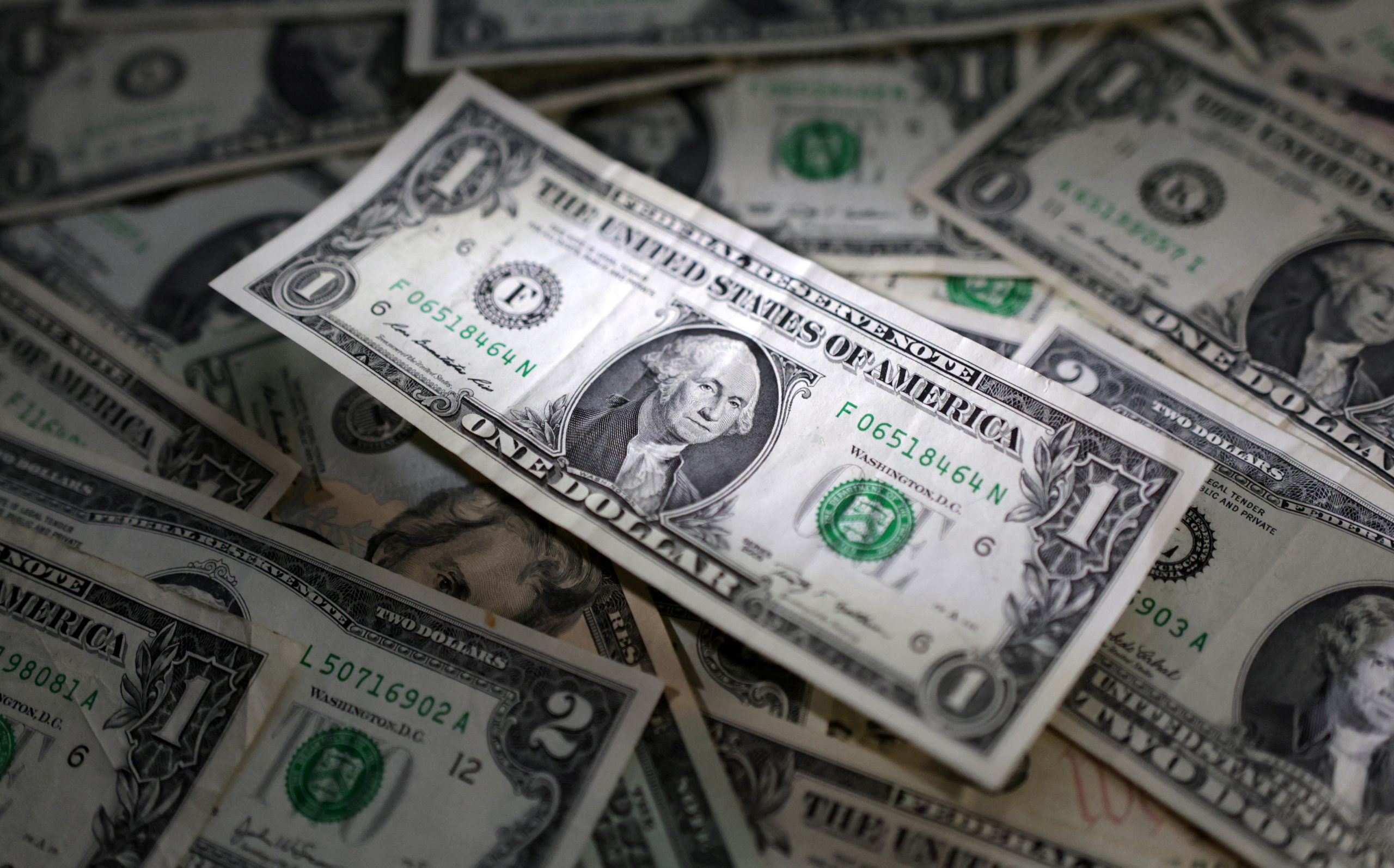 Dólar salta mais de 1% com percepção de piora nas relações Brasil-EUA