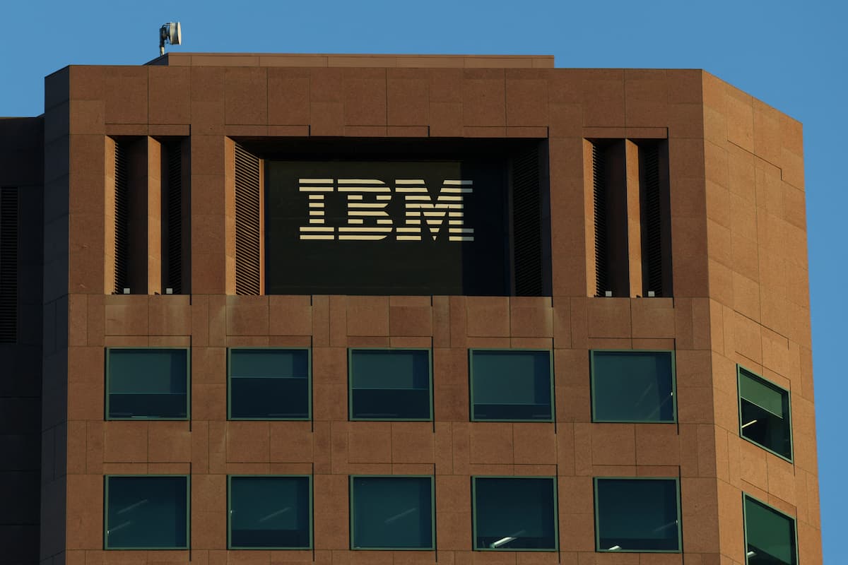 Logo da IBM em edifício da empresa