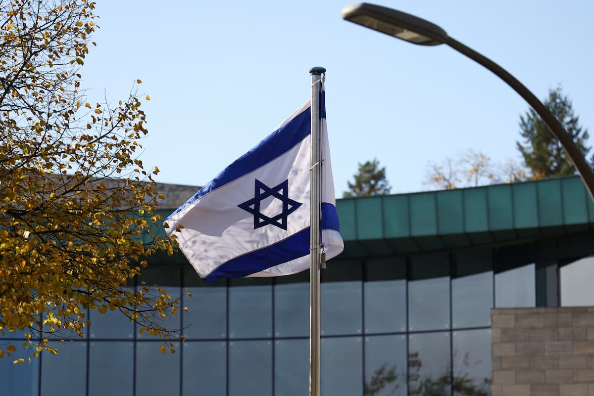 Após atacar o Irã, Israel fecha embaixadas ao redor do mundo