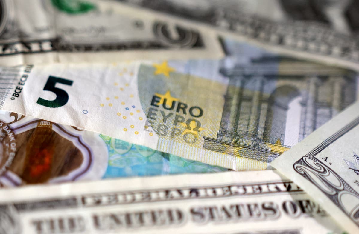 Bancos centrais estão de olho no ouro, no euro e no iuan conforme domínio do dólar diminui