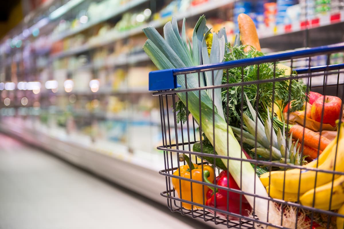 Queda no preço da cesta básica pode aumentar a demanda por produtos dos pequenos negócios