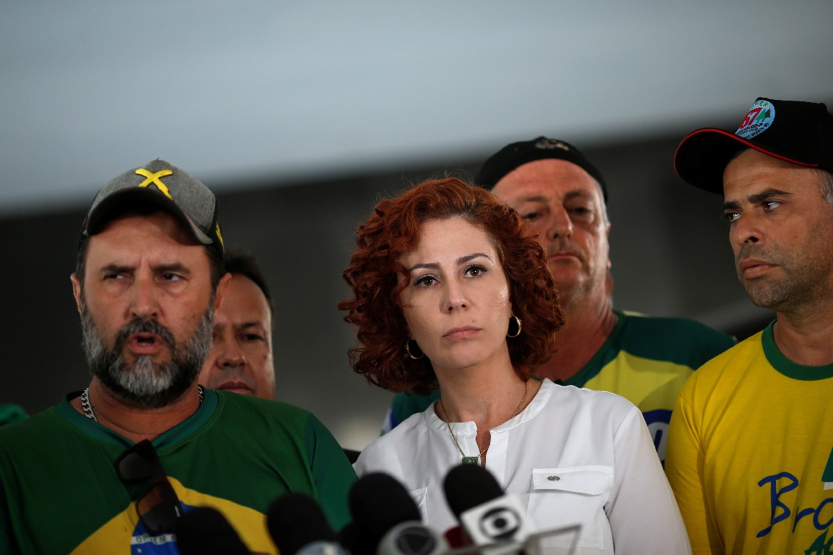 Condenada a 10 anos de prisão pelo STF, Carla Zambelli deixa o Brasil