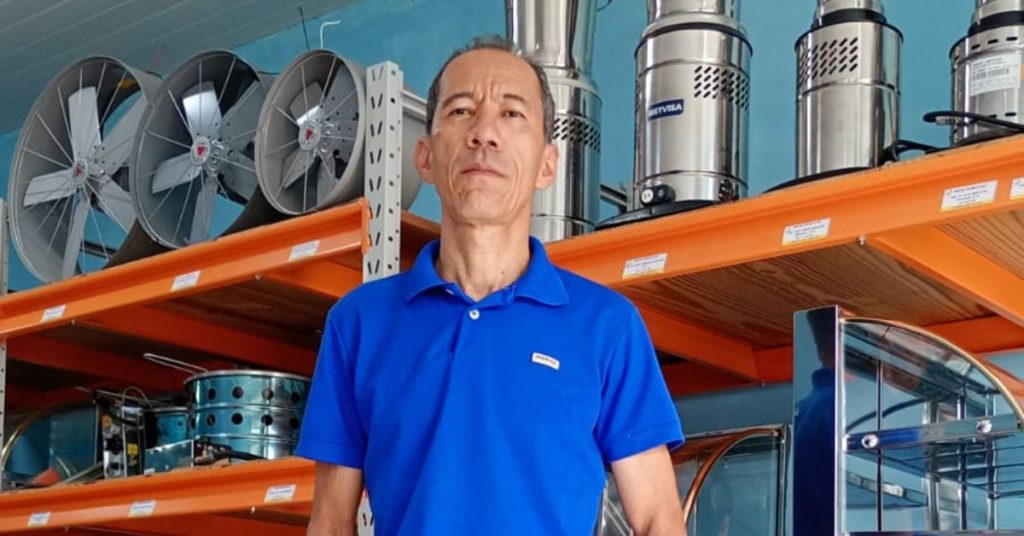 Proprietário da Ideal Máquinas posa para foto