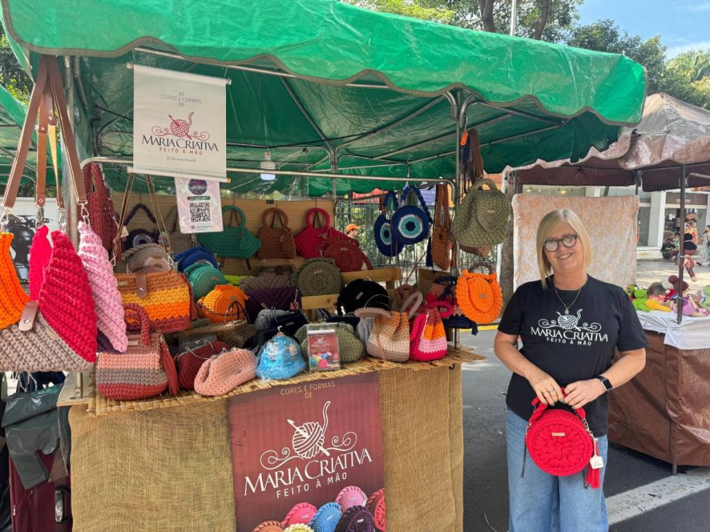 Comerciante Dayse Marques usa o Jota na Feira Hippie de BH
