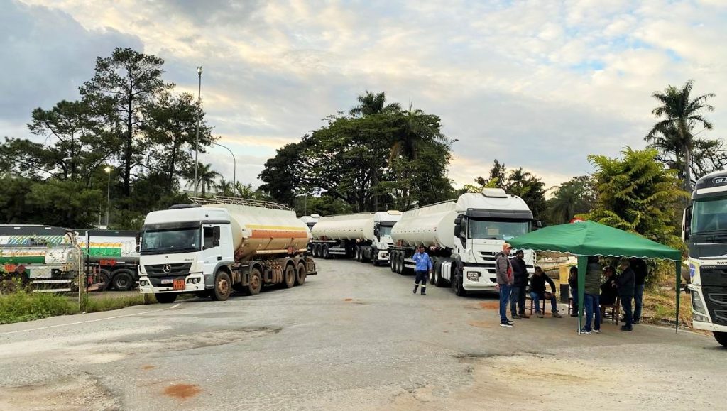 Caminhoneiros fazem greve em Betim (MG)