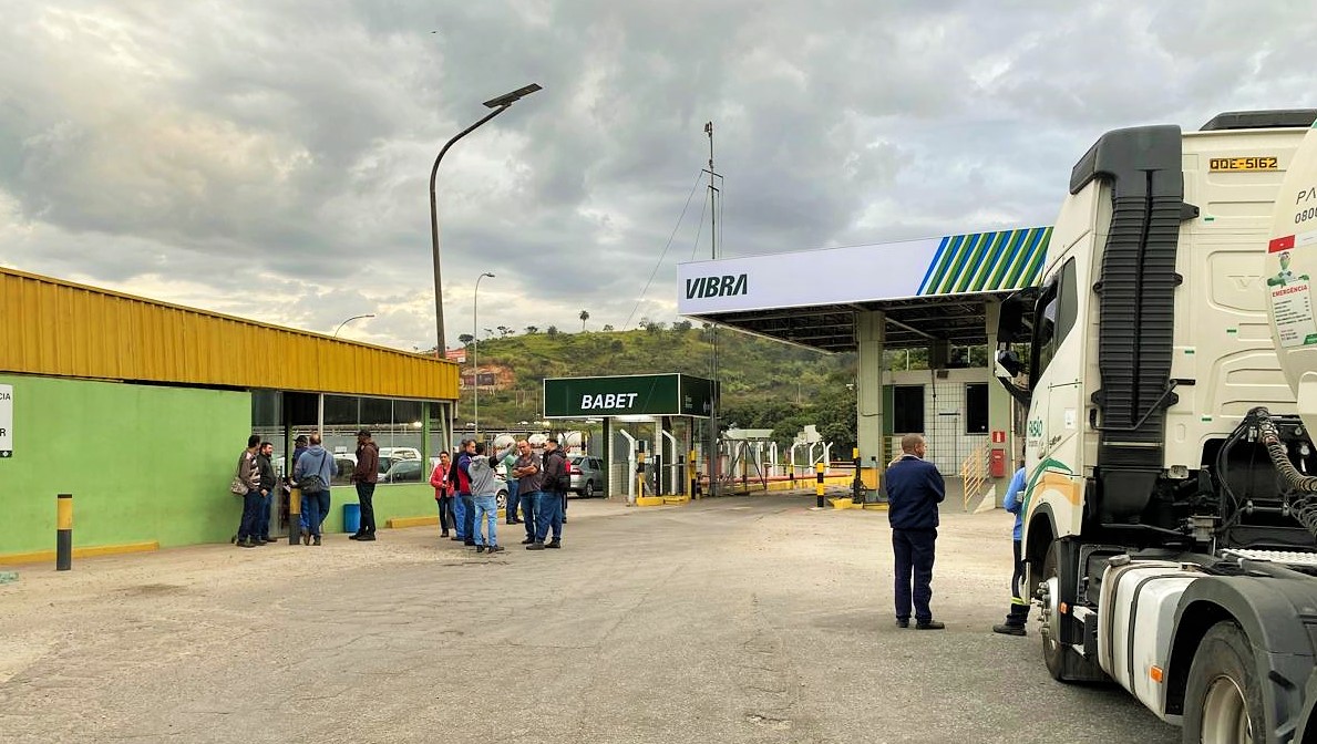 Greve dos caminhoneiros já deixa alguns postos com ‘estoques extremamente baixos’, diz Minaspetro