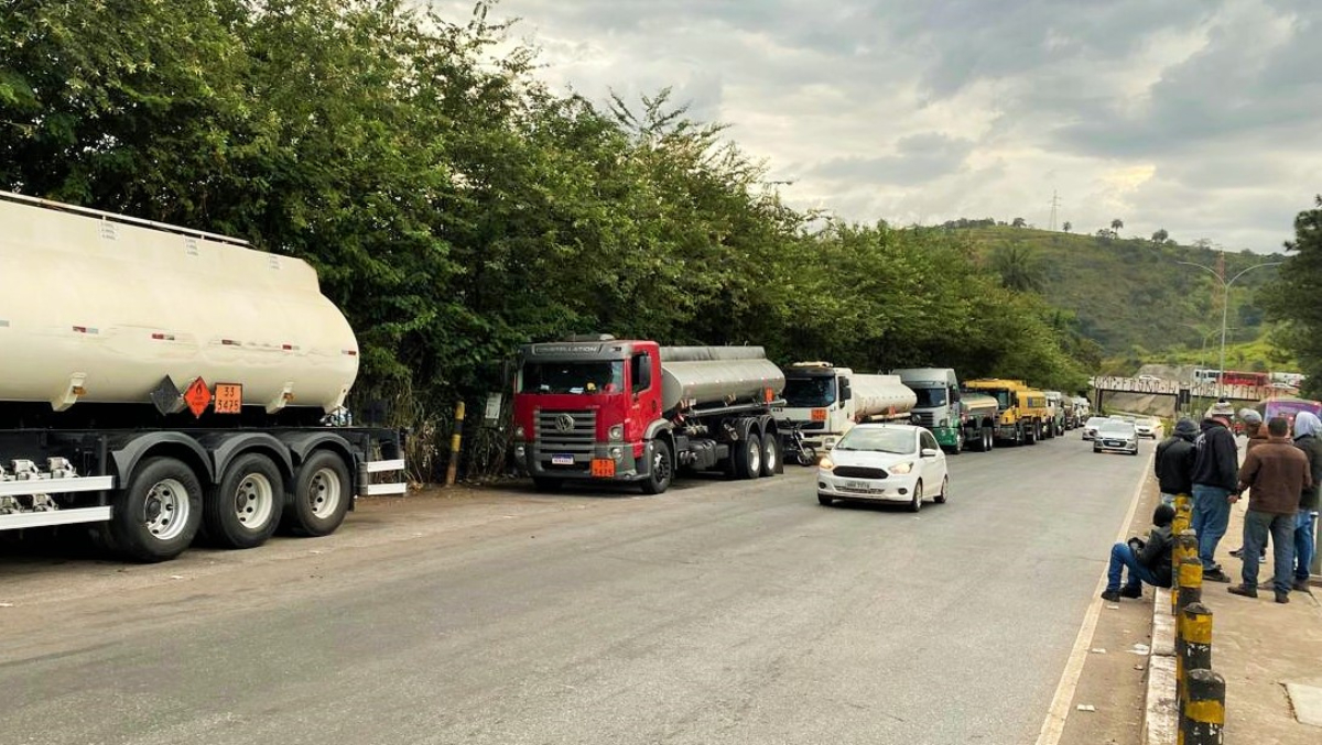 Caminhoneiros entram em greve e abastecimento de combustíveis pode ser afetado em Minas