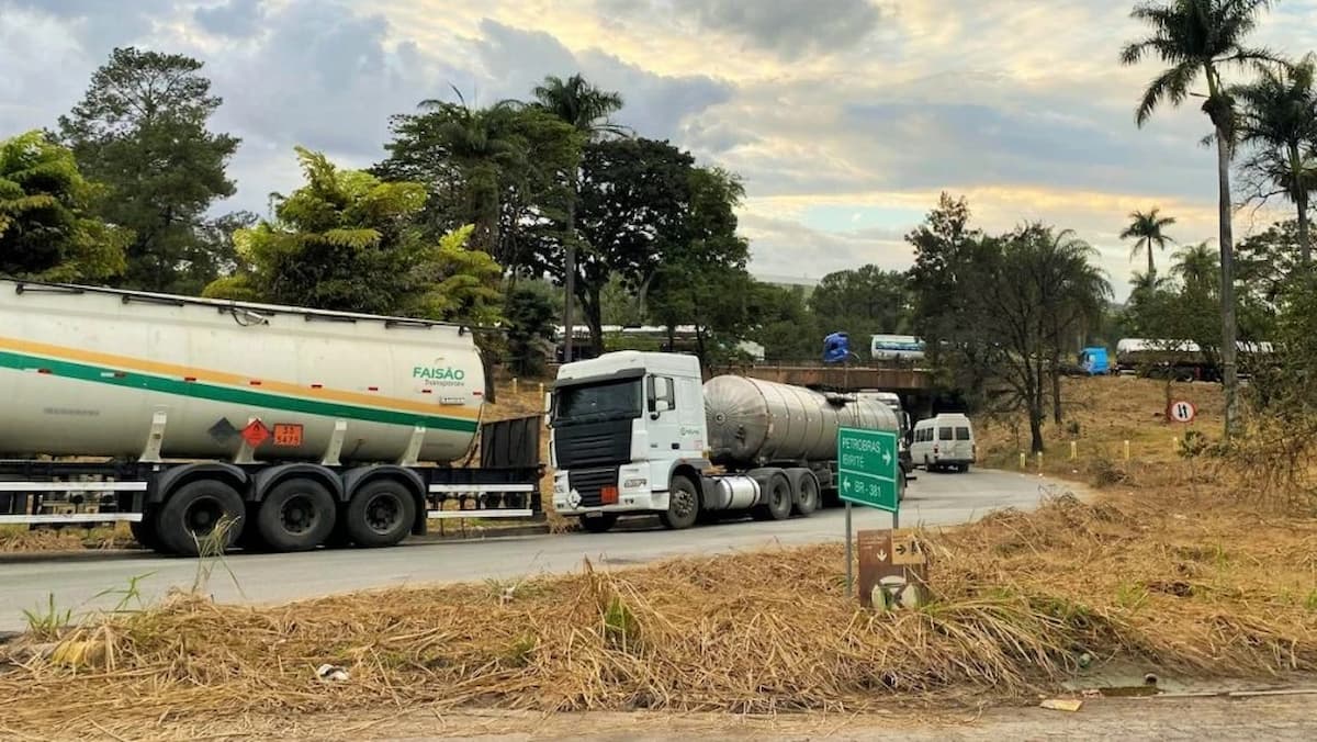 Greve dos caminhoneiros da antiga BR Distribuidora é encerrada em Betim