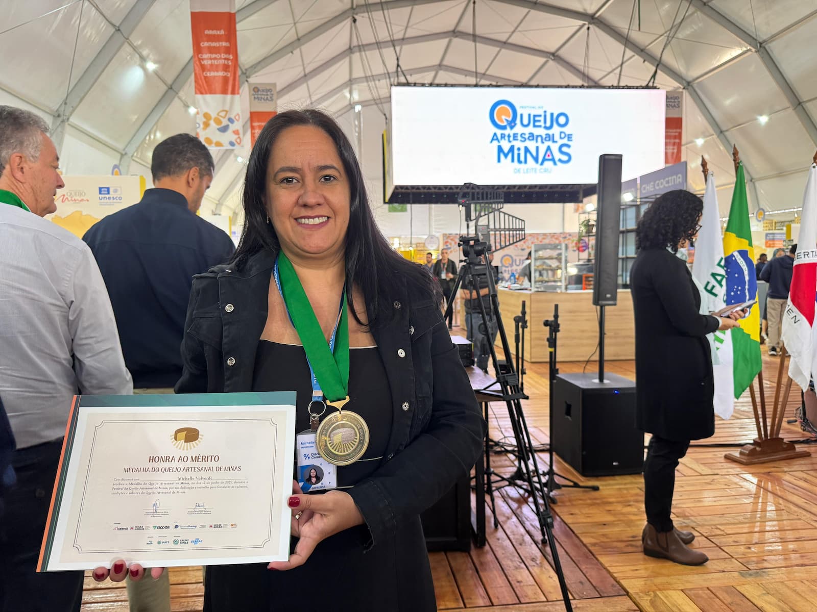 Jornalista do Diário do Comércio recebe medalha do Queijo Artesanal de Minas