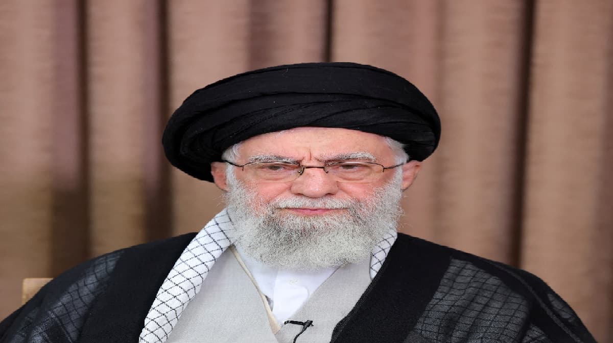 Irã não se renderá e intervenção dos EUA trará consequências irreparáveis, diz Khamenei