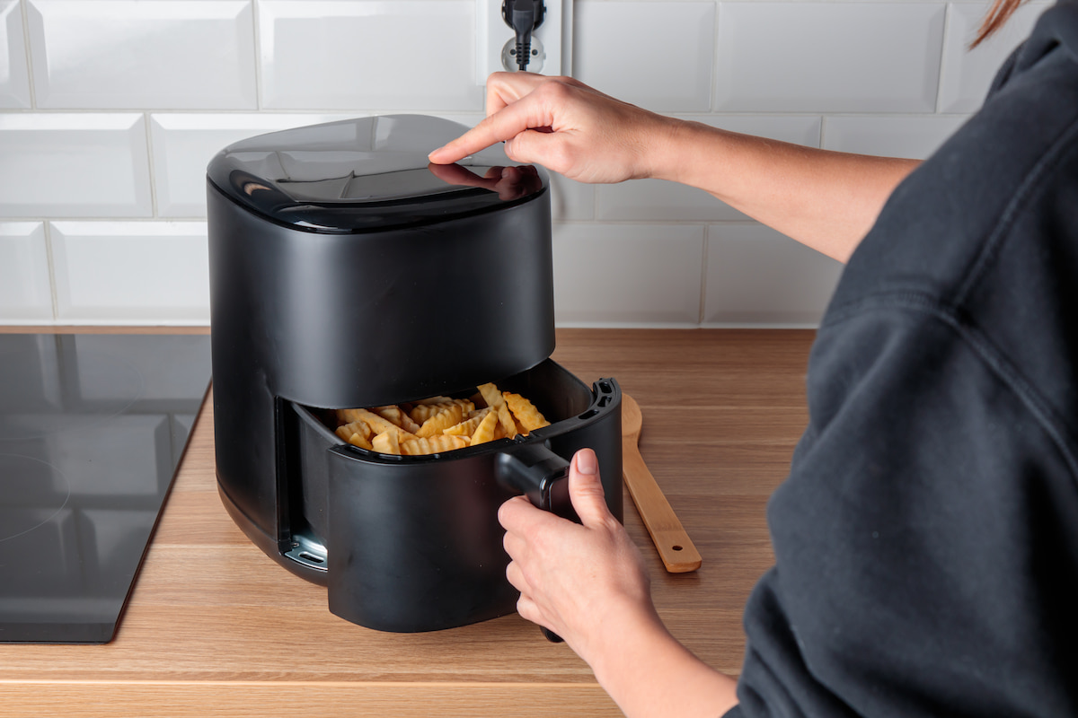 Airfryer, fogão por indução e ar-condicionado: entenda o peso de cada um na conta de luz