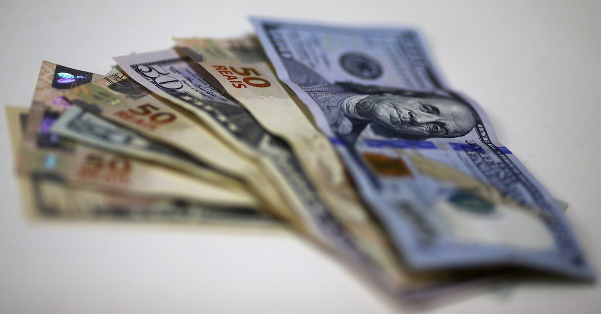 O dólar à vista fechou em recuo de 0,06%, a R$ 5,08 em desvantagem contra o real