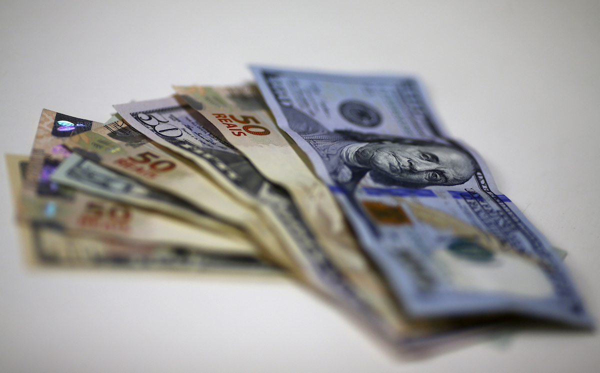 Dólar sobe na esteira de ganhos no exterior com receios fiscais globais
