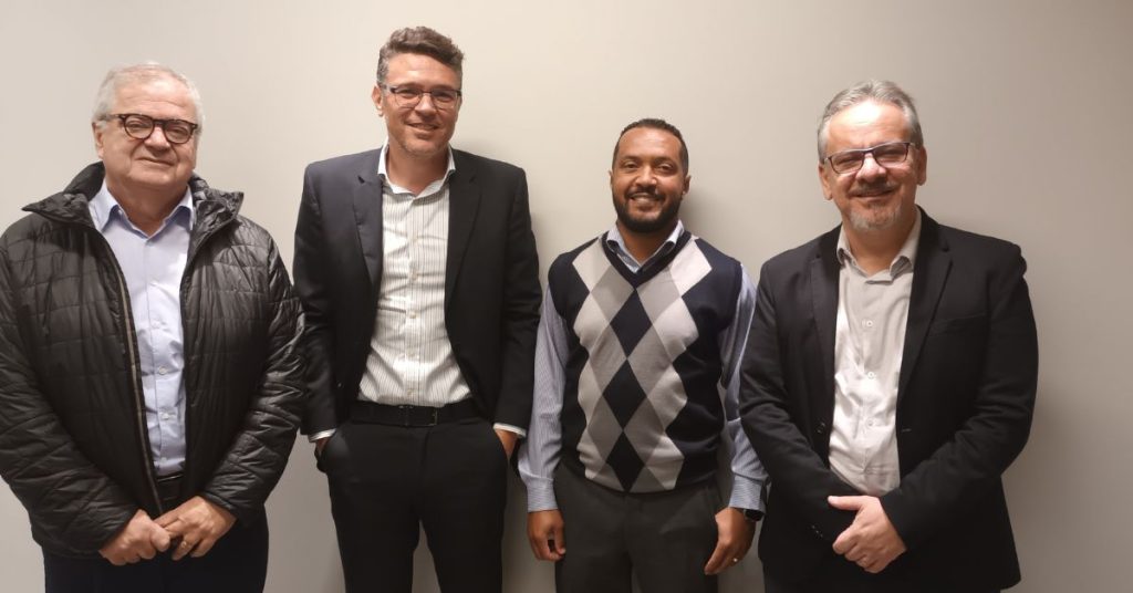 Executivos da Century posam para foto. Da esquerda para direita aparecem o CEO Fernando Barbosa, o vice-presidente Alonso Gomes, o diretor de Comunicação Emerson Ribeiro e o diretor de Data Center Sérgio Trede