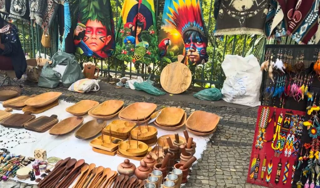 Artesanato indígena na Feira Hippie