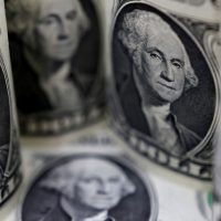 O dólar continua dominante