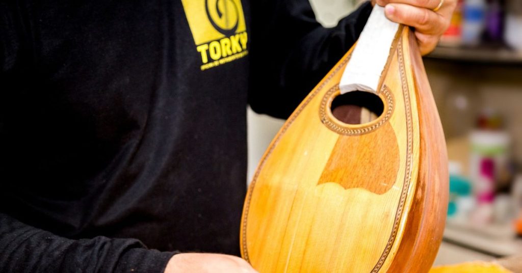 Concertando instrumento musical.