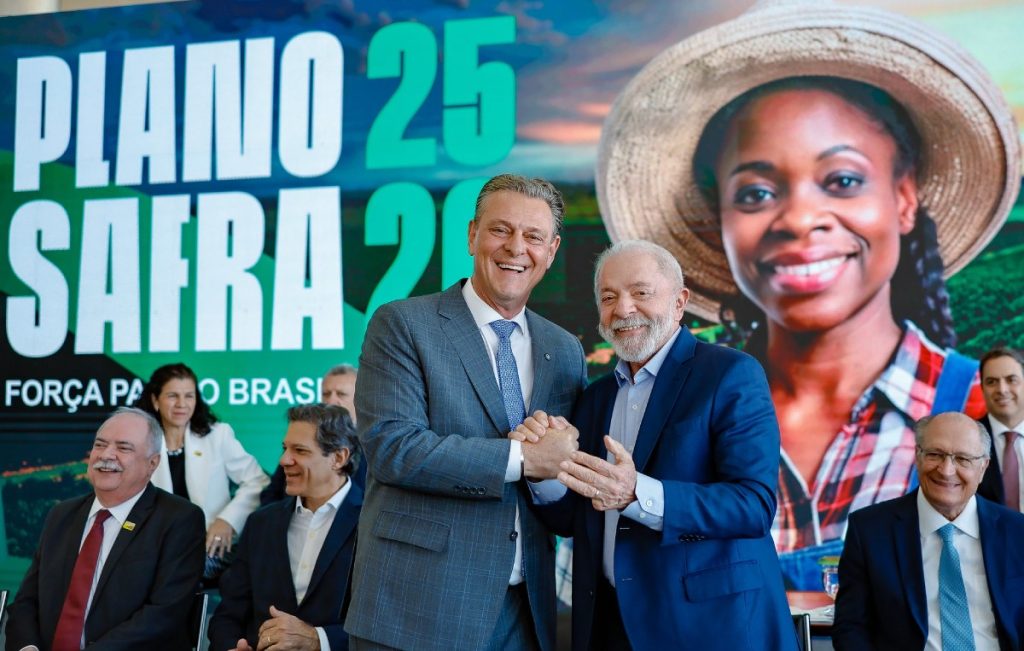 Ministro da Agricultura e Pecuária, Carlos Fávaro e o Presidente da República, Luiz Inácio Lula da Silva, durante a Cerimônia de Lançamento do Plano Safra 2025/2026