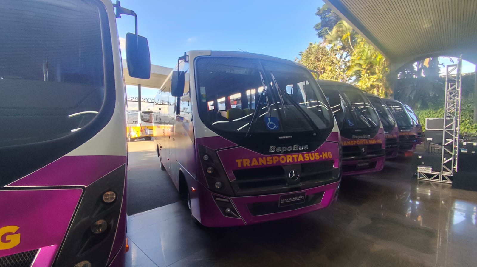 Minasmáquinas entrega 11 micro-ônibus para o programa Transporta SUS em Minas Gerais