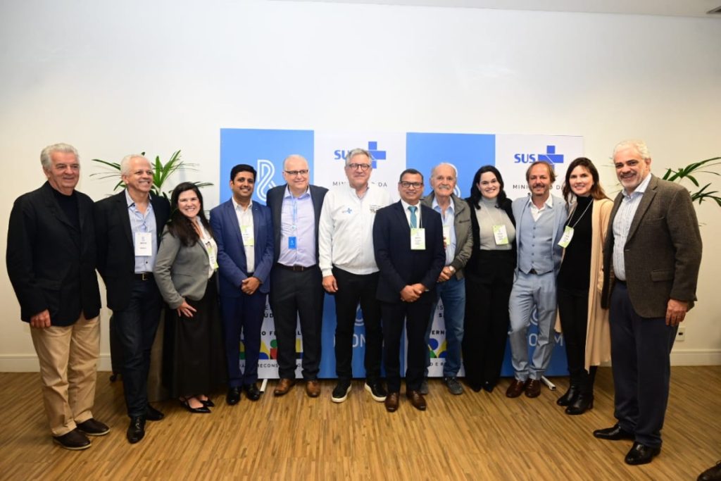 Ministro da Saúde, Alexandre Padilha, recebe 1º lote de insulina para o SUS da fábrica Biomm, em Nova Lima (MG)