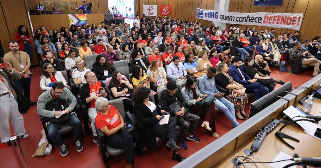 Comissão de Educação, Ciência e Tecnologia debate o Projeto de Lei nº 3.738/2025, de autoria do governador do Estado, que autoriza o Estado, por intermédio do Poder Executivo, a transferir para a União a gestão da Universidade do Estado de Minas Gerais - Uemg -, para fins de adesão ao Programa de Pleno Pagamento de Dívidas dos Estados - Propag.