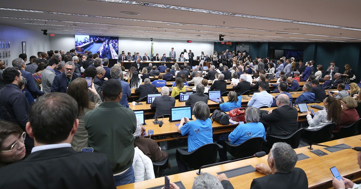 PEC das novas regras dos precatórios retira despesa do teto de gastos