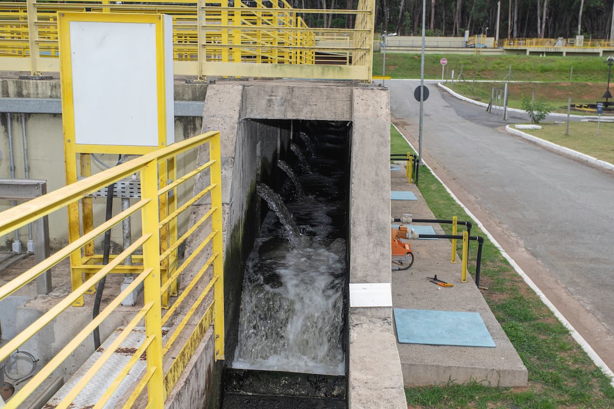 TCE-MG aprova acordo para ampliar serviços de esgoto em 273 pequenas cidades mineiras; veja a lista
