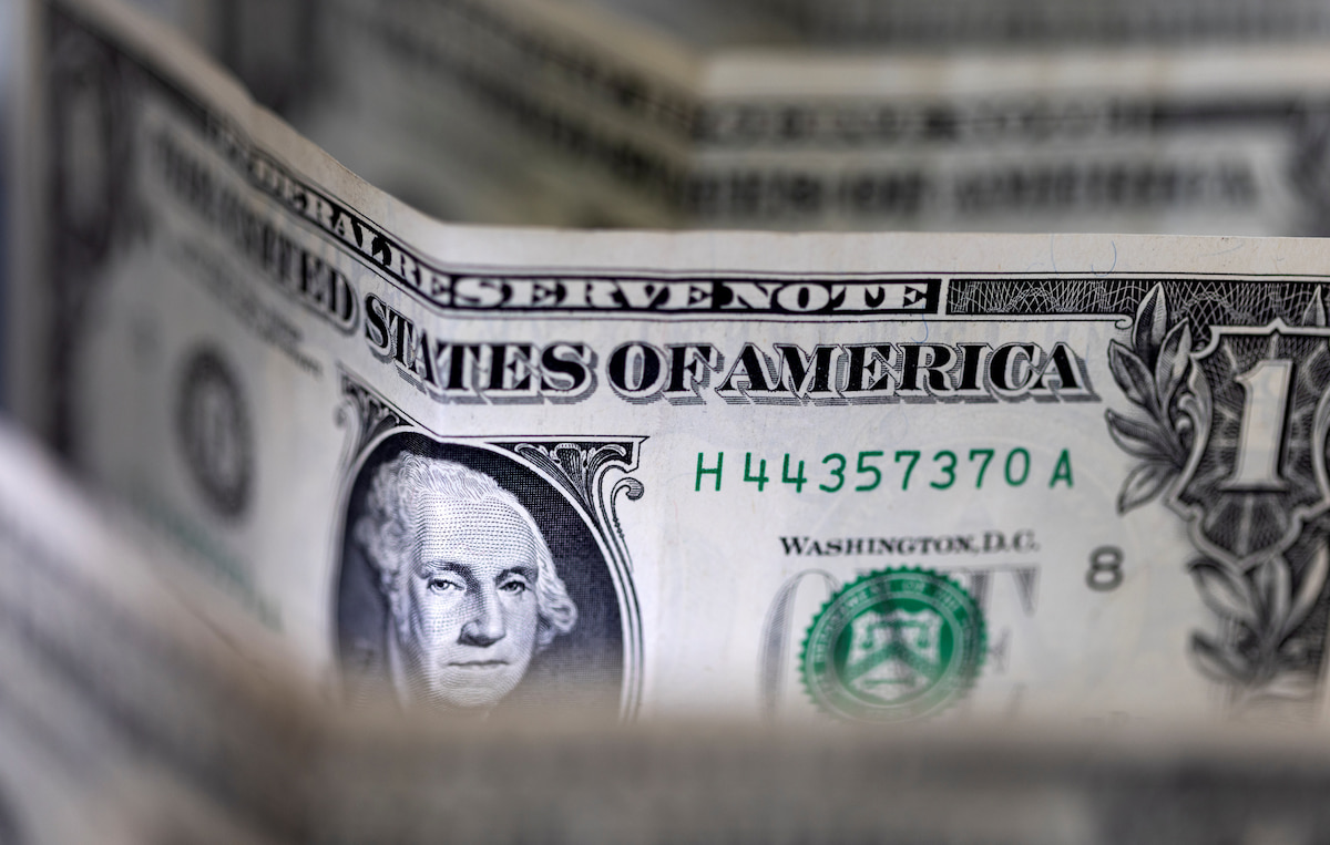 Dólar sobe pela 4ª sessão com guerra tarifária no foco