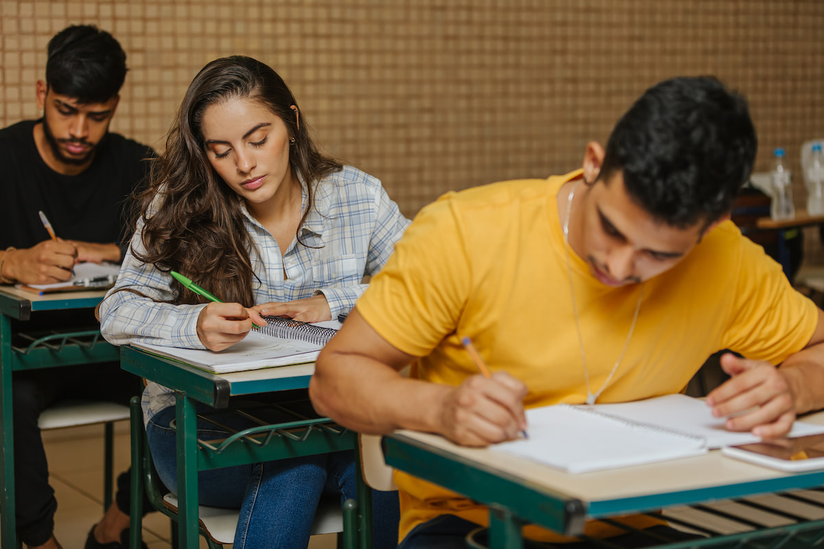 Mais de 236 mil estudantes mineiros estão endividados com a faculdade, diz Serasa