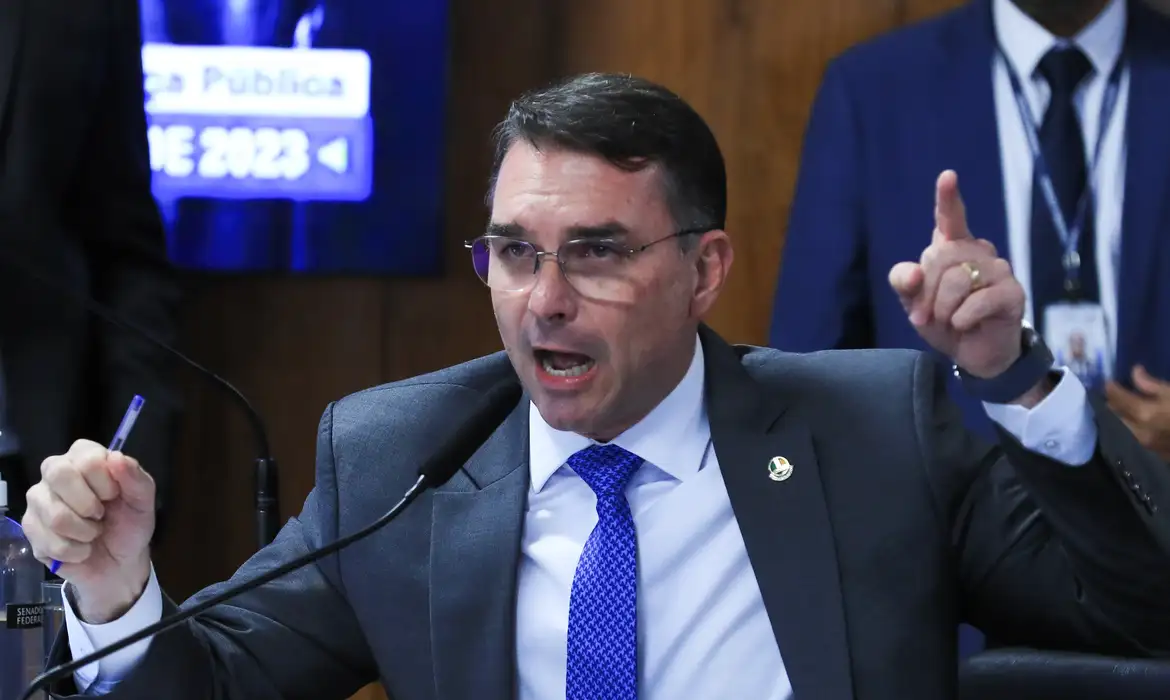 Flávio Bolsonaro condiciona fim da taxação a anistia: ‘Se Brasil fizer dever de casa, acaba’