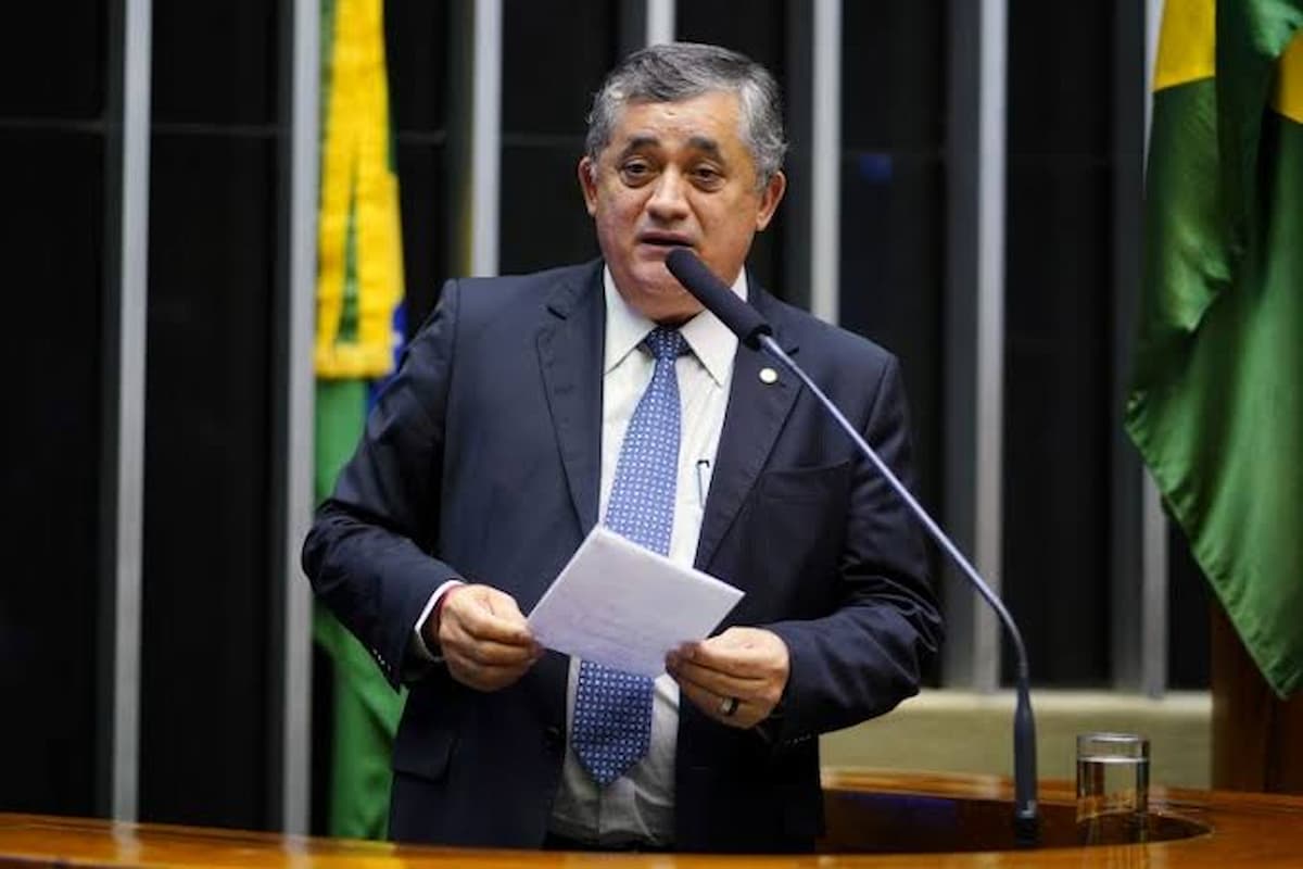 Líder do governo Lula na Câmara é internado e passa por cirurgia no coração