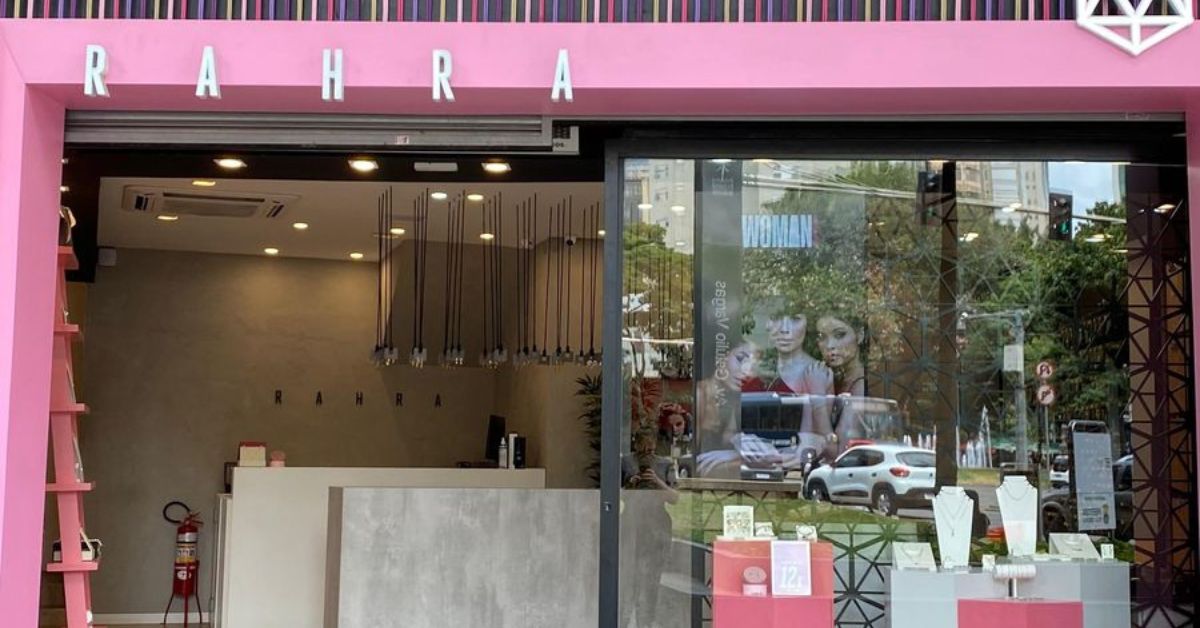 Mineira Rahra projeta 100 franquias e liderança no mercado de semijoias em Minas Gerais