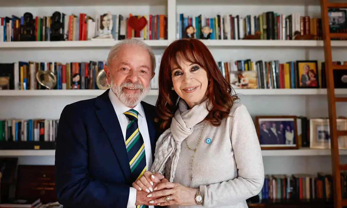 Lula visita ex-presidente da Argentina Cristina Kirchner em prisão domiciliar