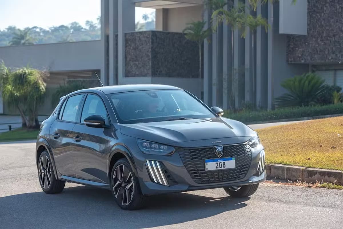 Stellantis anuncia recall de Peugeot 208 e 2008 por risco de incêndio