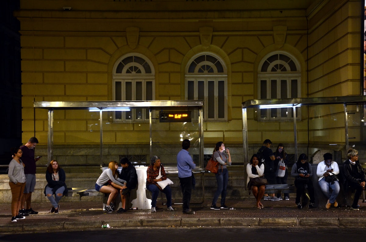 Falta de ônibus à noite afeta bares e restaurantes de BH e impacta geração de empregos no setor