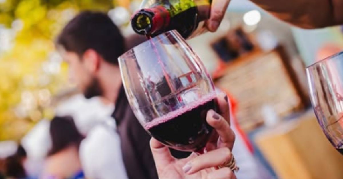 Vinho na Praça reúne a bebida, gastronomia e música em BH