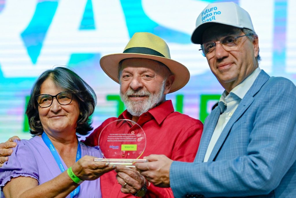 29.08.2025 – Visita às instalações e cerimônia de inauguração do Centro de Tecnologia e Inovação Agroindustrial e de lançamento do programa Valoriza – Acelen Renováveis
Presidente da República, Luiz Inácio Lula da Silva, durante visita às instalações e cerimônia de inauguração do Centro de Tecnologia e Inovação Agroindustrial e de lançamento do programa Valoriza – Acelen Renováveis. Fazenda Boqueirão, BR-135, km 334, Zona Rural, Montes Claros – MG